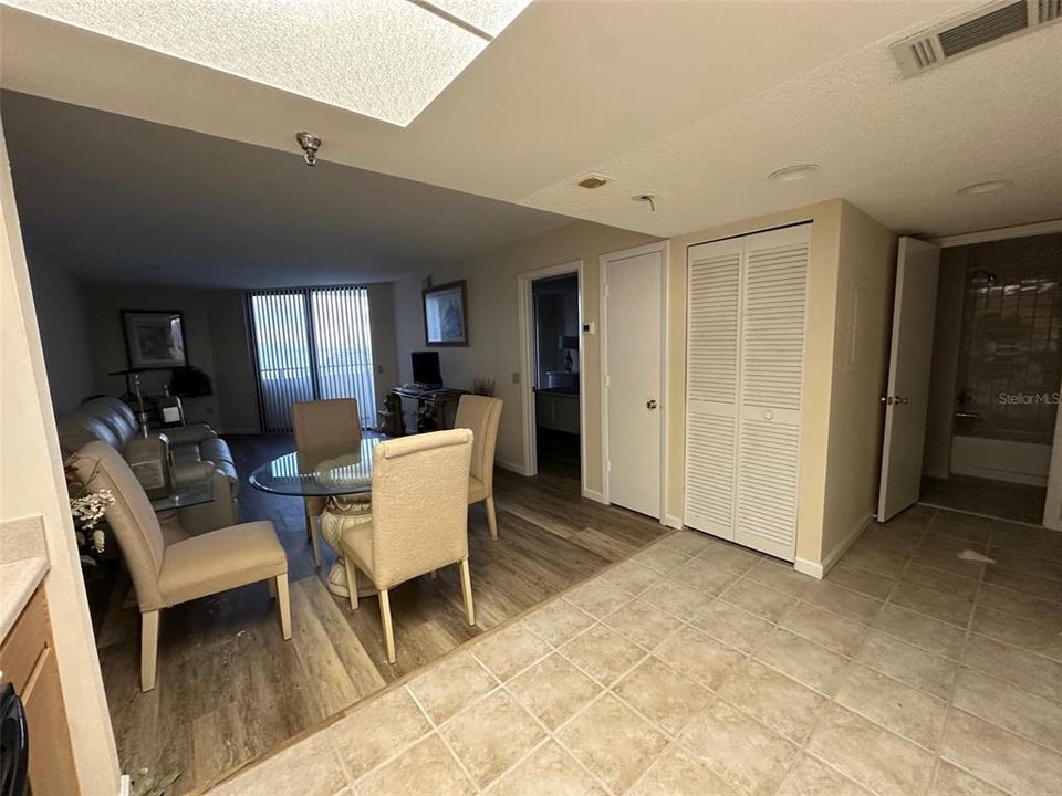 For Sale: $189,900 (1 beds, 1 baths, 733 Square Feet)