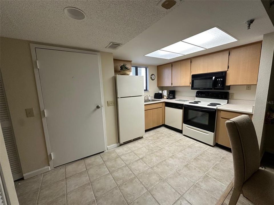 For Sale: $189,900 (1 beds, 1 baths, 733 Square Feet)