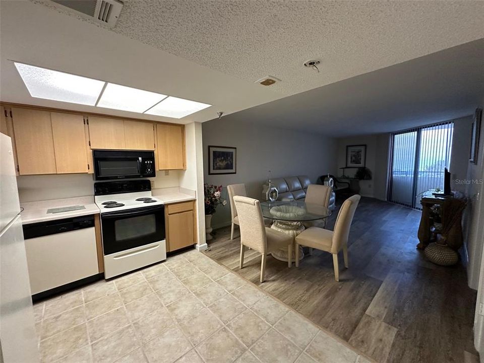 For Sale: $189,900 (1 beds, 1 baths, 733 Square Feet)