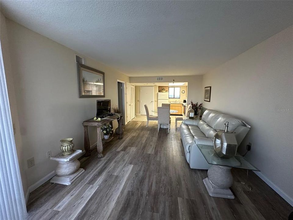 For Sale: $189,900 (1 beds, 1 baths, 733 Square Feet)