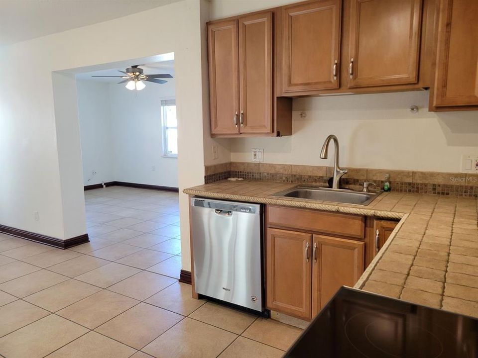 В аренду: $2,150 (2 спален, 1 ванн, 1084 Квадратных фут)