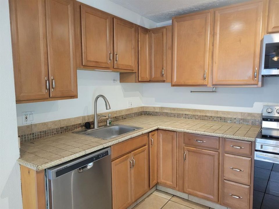 В аренду: $2,150 (2 спален, 1 ванн, 1084 Квадратных фут)