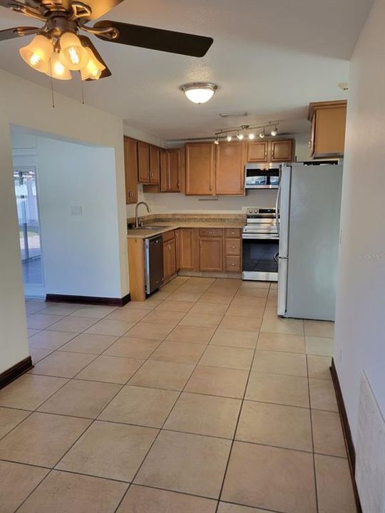 В аренду: $2,150 (2 спален, 1 ванн, 1084 Квадратных фут)