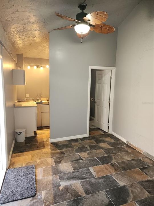 В аренду: $1,250 (0 спален, 1 ванн, 400 Квадратных фут)