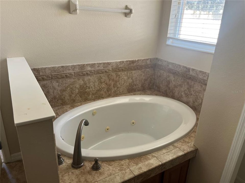 For Rent: $2,550 (4 beds, 3 baths, 2082 Square Feet)