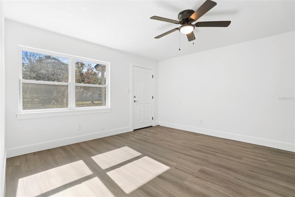 待售: $275,000 (4 贝兹, 2 浴室, 1176 平方英尺)