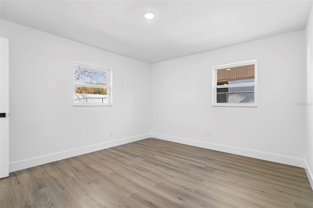 待售: $275,000 (4 贝兹, 2 浴室, 1176 平方英尺)