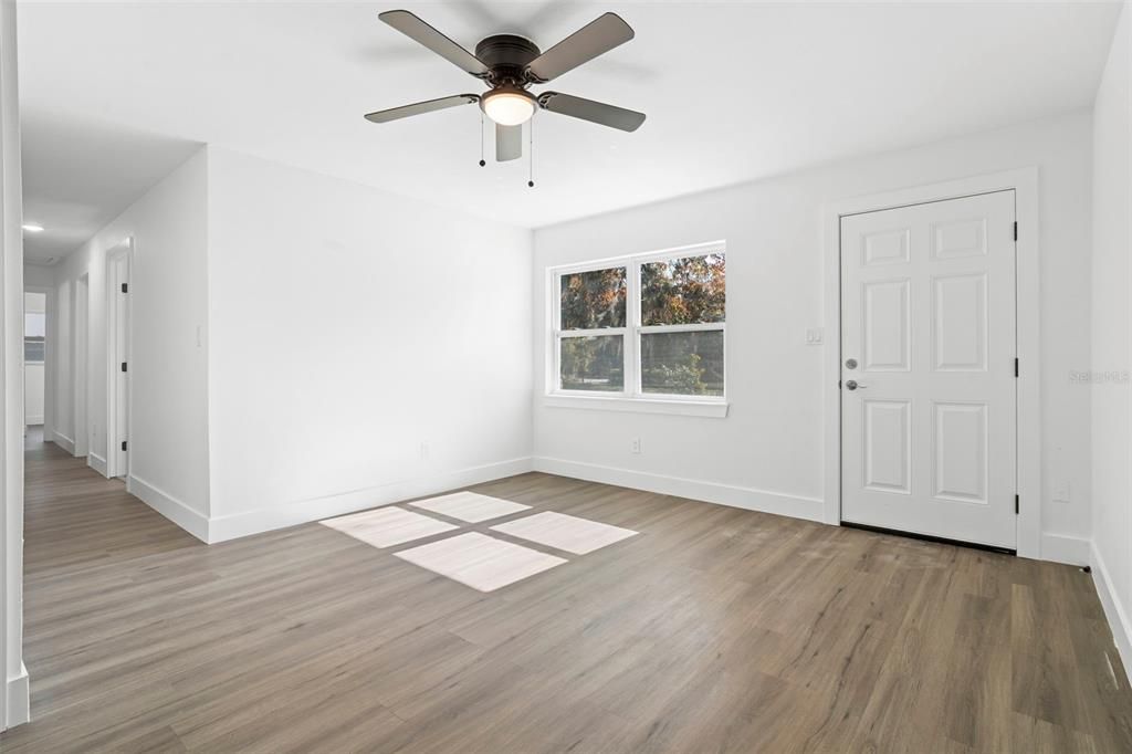 待售: $275,000 (4 贝兹, 2 浴室, 1176 平方英尺)