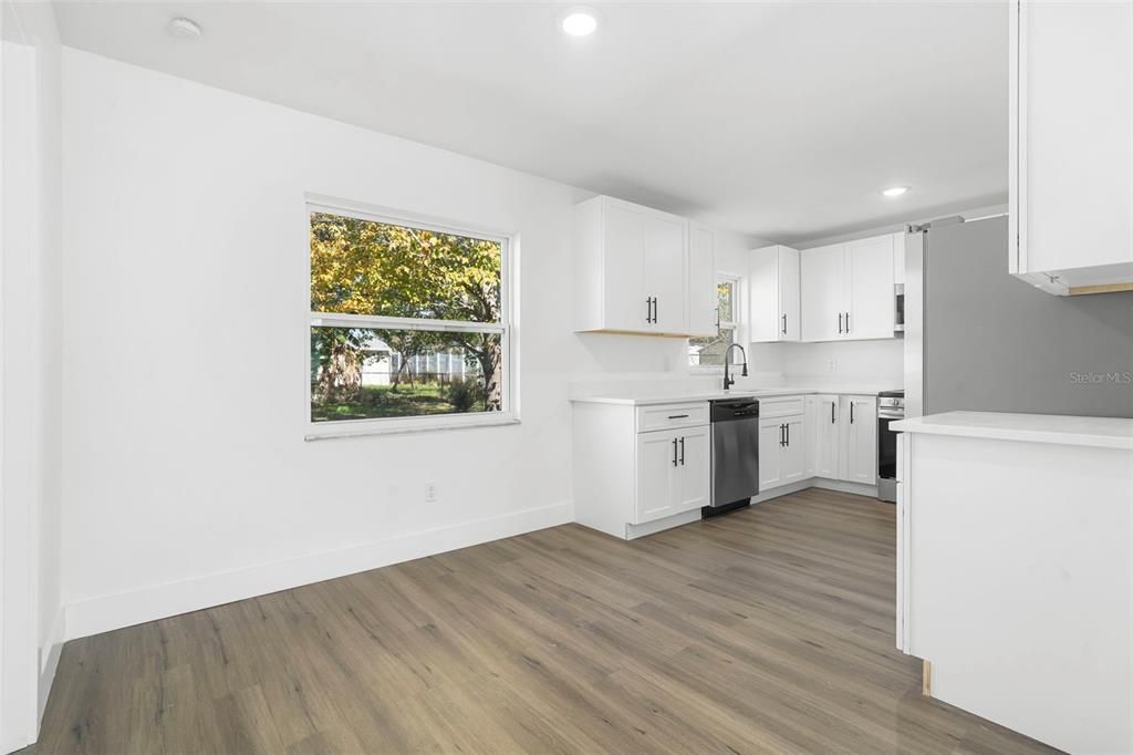 待售: $275,000 (4 贝兹, 2 浴室, 1176 平方英尺)