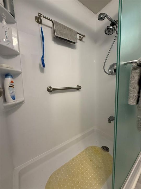 For Sale: $179,900 (2 beds, 1 baths, 810 Square Feet)