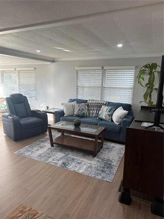 For Sale: $179,900 (2 beds, 1 baths, 810 Square Feet)