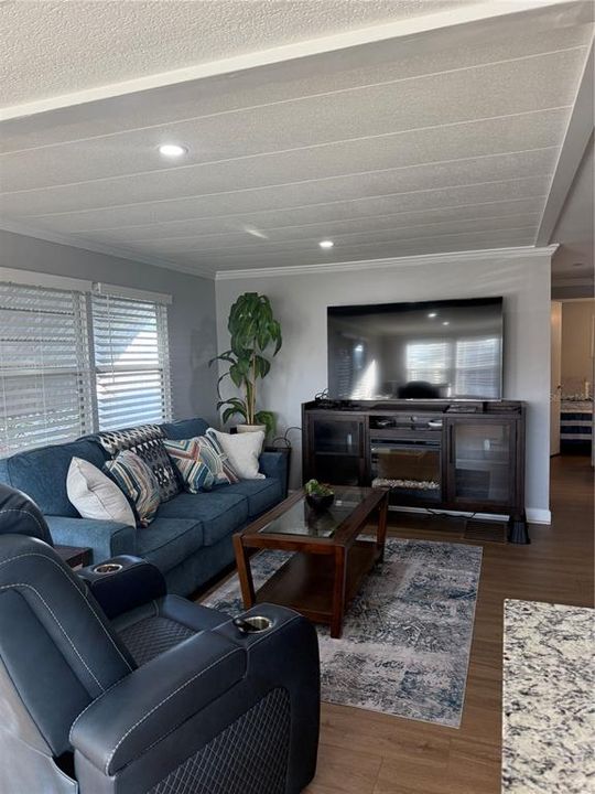 For Sale: $179,900 (2 beds, 1 baths, 810 Square Feet)