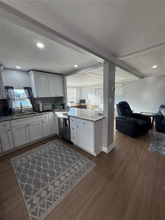 For Sale: $179,900 (2 beds, 1 baths, 810 Square Feet)