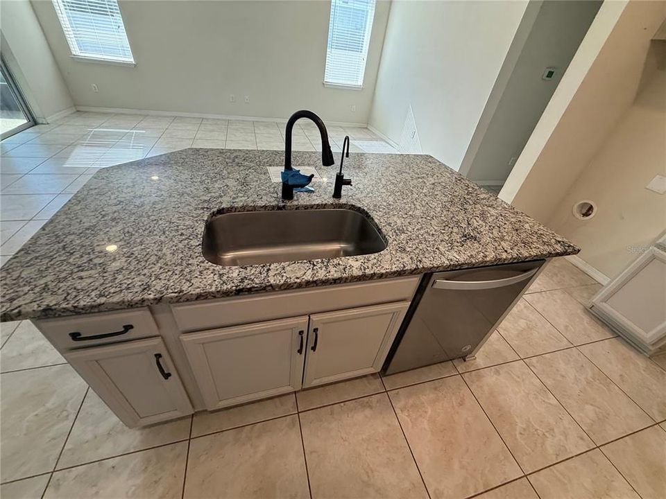 En Venta: $405,000 (5 camas, 3 baños, 2485 Pies cuadrados)