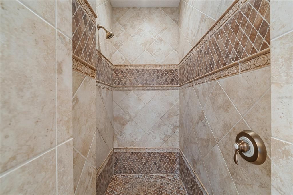 En Venta: $2,225,000 (5 camas, 4 baños, 4414 Pies cuadrados)