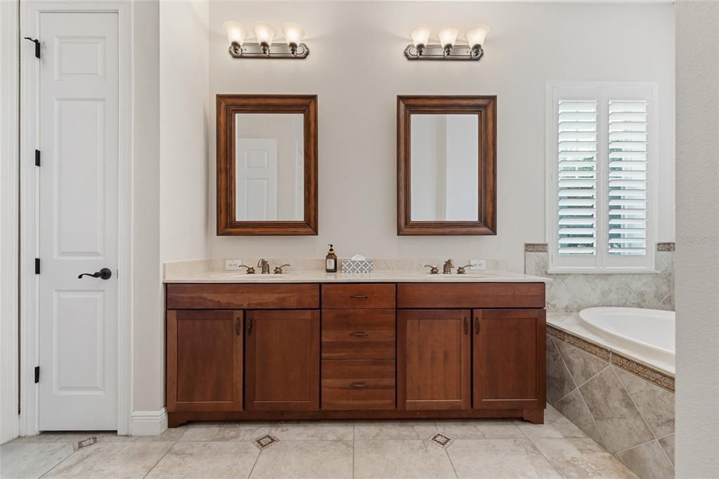 En Venta: $2,225,000 (5 camas, 4 baños, 4414 Pies cuadrados)