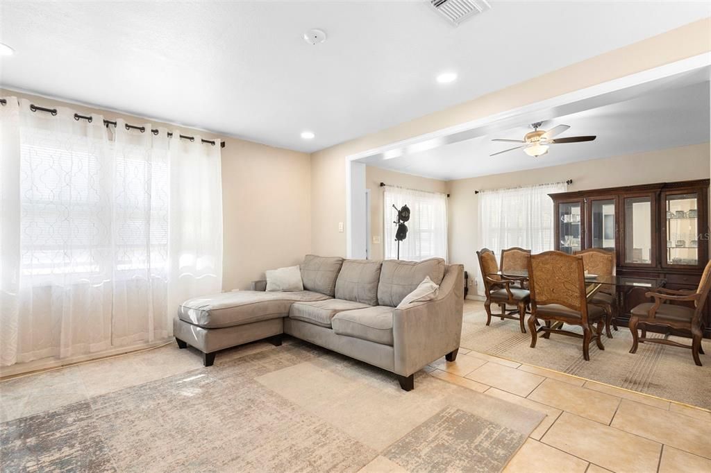 Activo con contrato: $205,000 (2 camas, 1 baños, 980 Pies cuadrados)