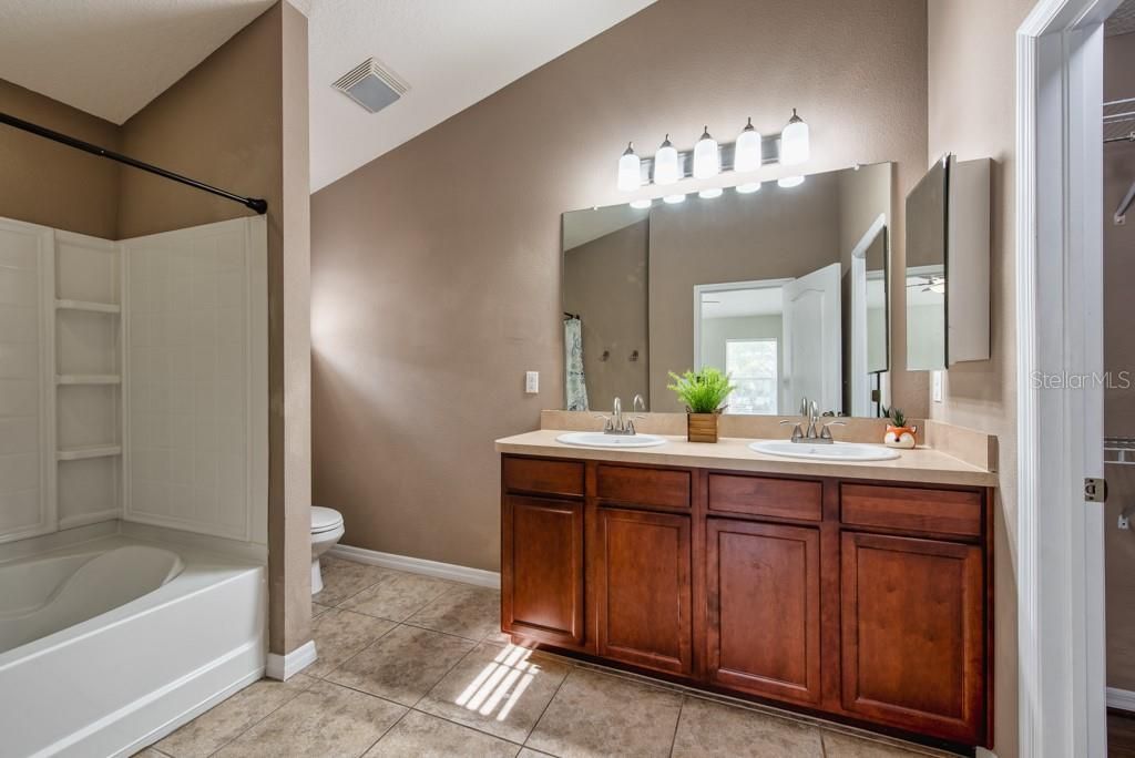 En Venta: $260,000 (3 camas, 2 baños, 1662 Pies cuadrados)