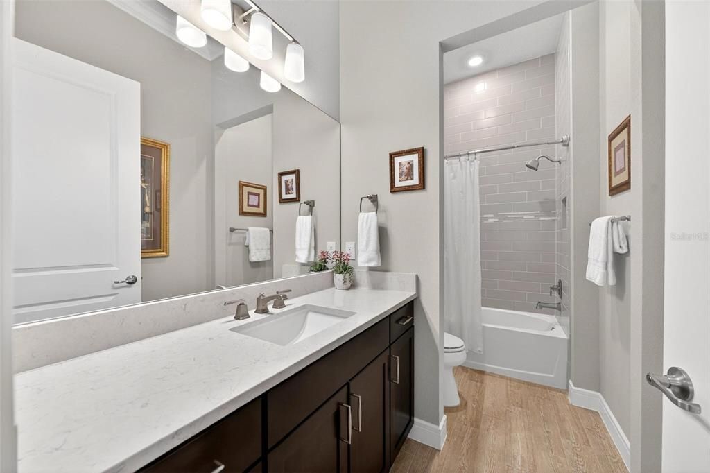 En Venta: $989,900 (3 camas, 3 baños, 2892 Pies cuadrados)