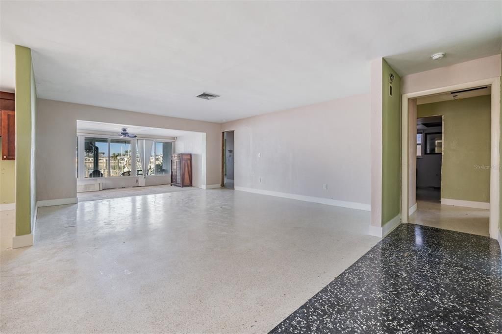 En Venta: $949,900 (4 camas, 2 baños, 2519 Pies cuadrados)
