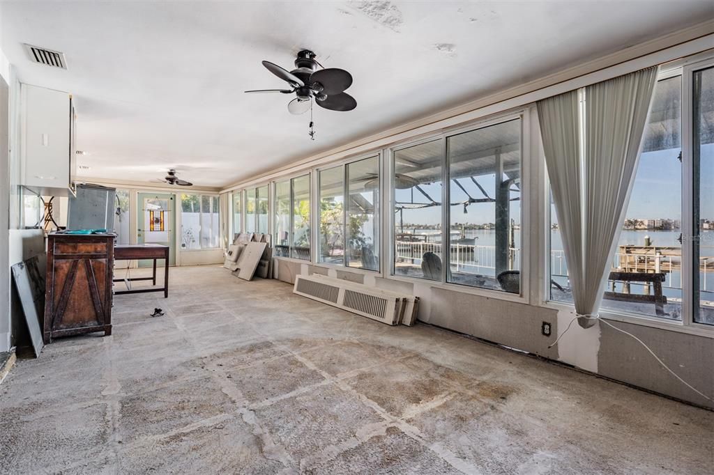 En Venta: $949,900 (4 camas, 2 baños, 2519 Pies cuadrados)