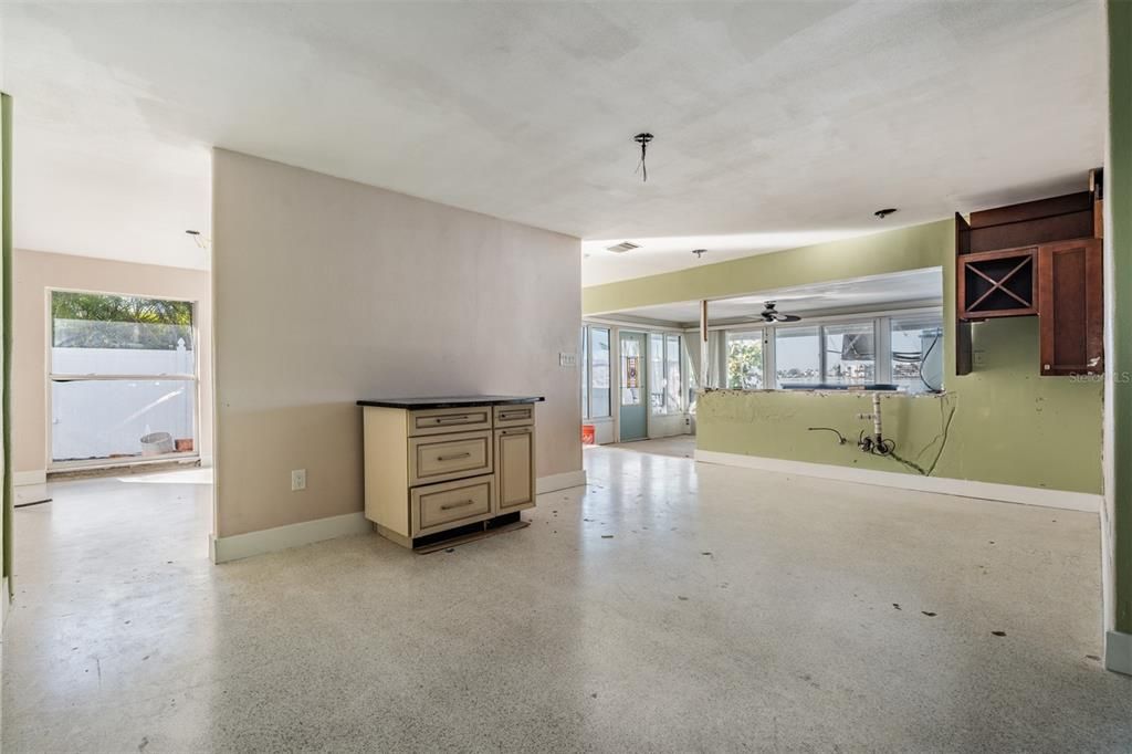En Venta: $949,900 (4 camas, 2 baños, 2519 Pies cuadrados)