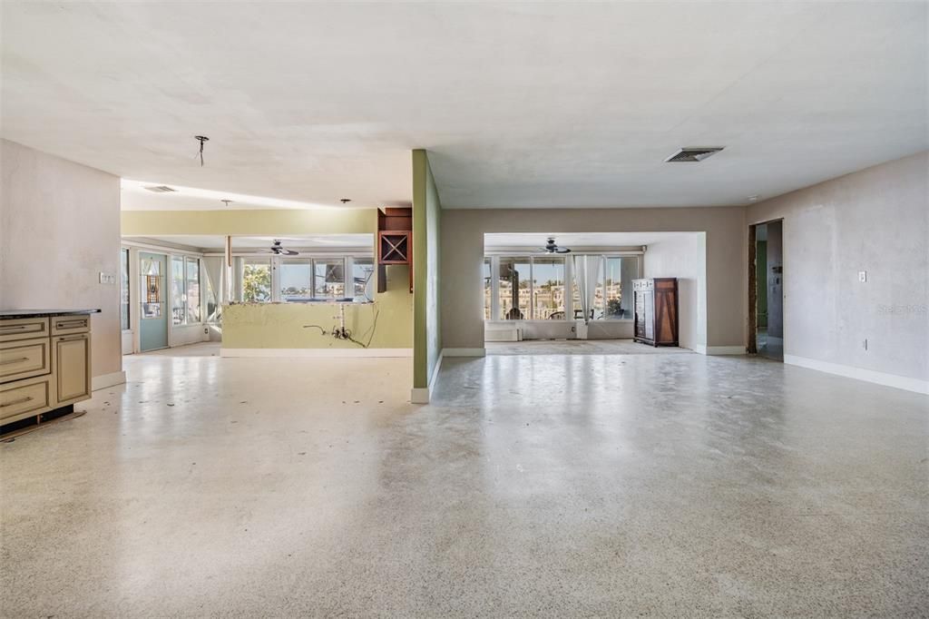 En Venta: $949,900 (4 camas, 2 baños, 2519 Pies cuadrados)