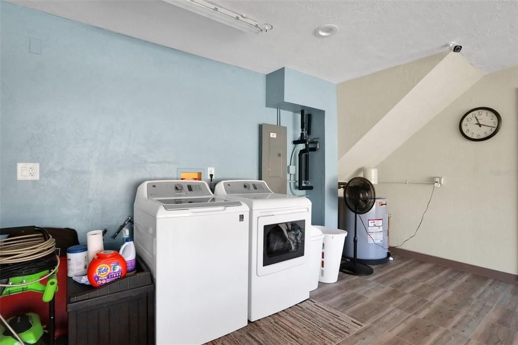 For Sale: $440,000 (2 beds, 2 baths, 1270 Square Feet)