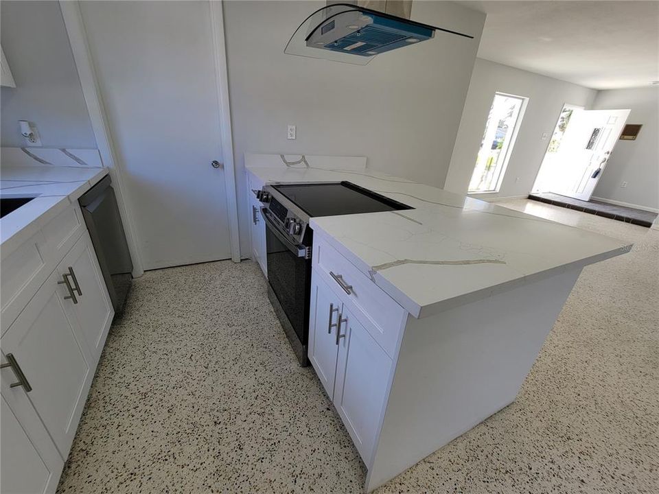 Под контрактом: $499,000 (3 спален, 2 ванн, 1995 Квадратных фут)