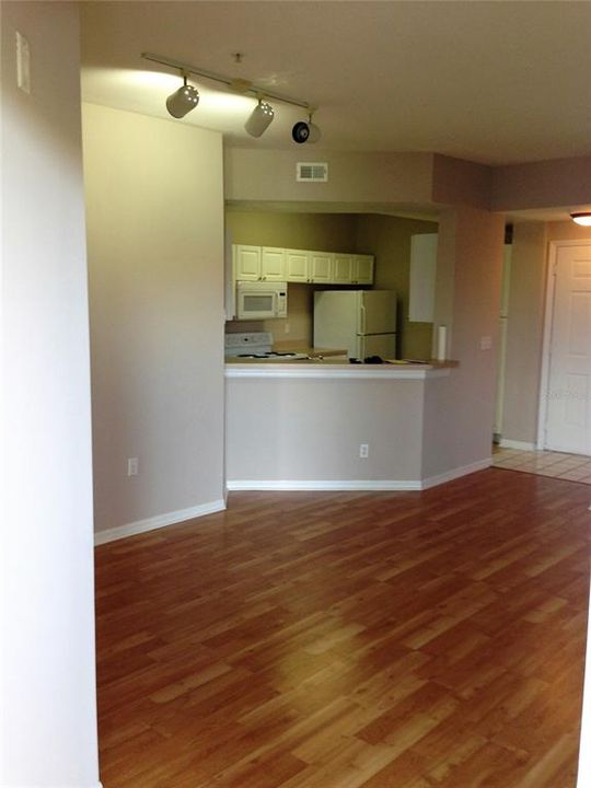 出租: $1,400 (1 贝兹, 1 浴室, 813 平方英尺)