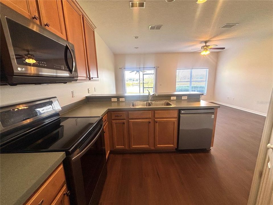 出租: $1,949 (2 贝兹, 2 浴室, 1152 平方英尺)