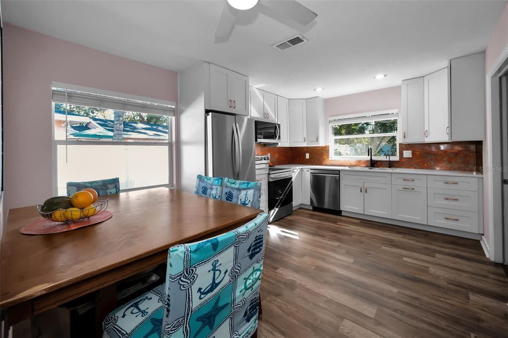 На продажу: $749,000 (3 спален, 2 ванн, 1430 Квадратных фут)