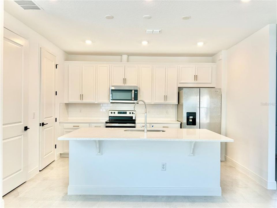 出租: $2,000 (1 贝兹, 1 浴室, 910 平方英尺)