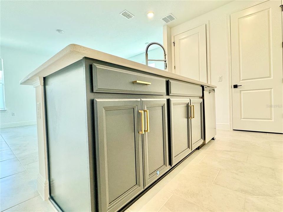 出租: $2,000 (1 贝兹, 1 浴室, 910 平方英尺)