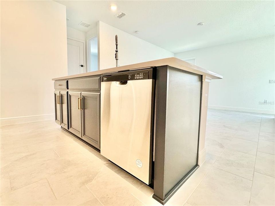 出租: $2,000 (1 贝兹, 1 浴室, 910 平方英尺)