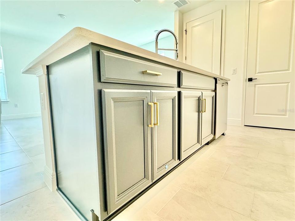 出租: $2,000 (1 贝兹, 1 浴室, 910 平方英尺)