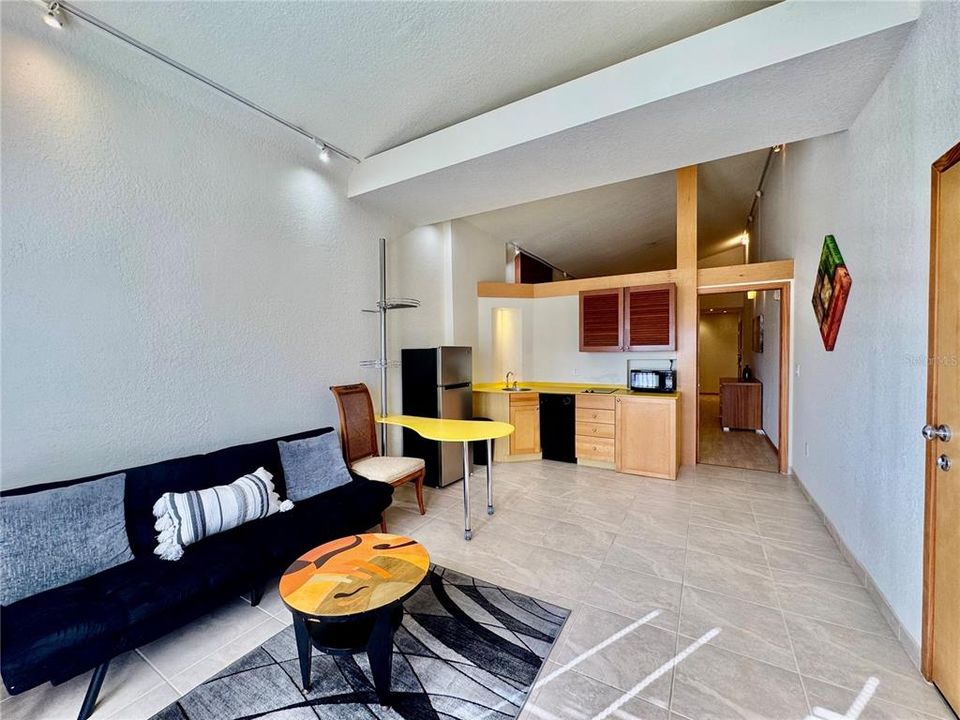 For Rent: $1,350 (1 beds, 1 baths, 625 Square Feet)