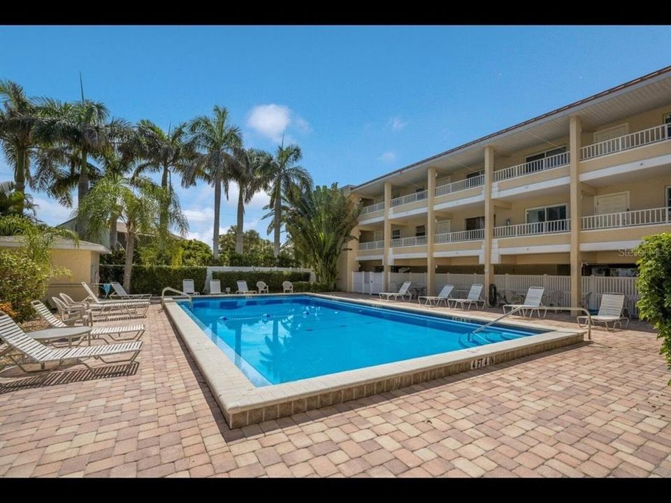 For Sale: $1,200,000 (2 beds, 2 baths, 1008 Square Feet)