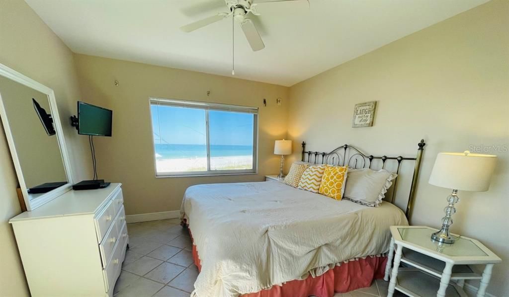 For Sale: $1,200,000 (2 beds, 2 baths, 1008 Square Feet)