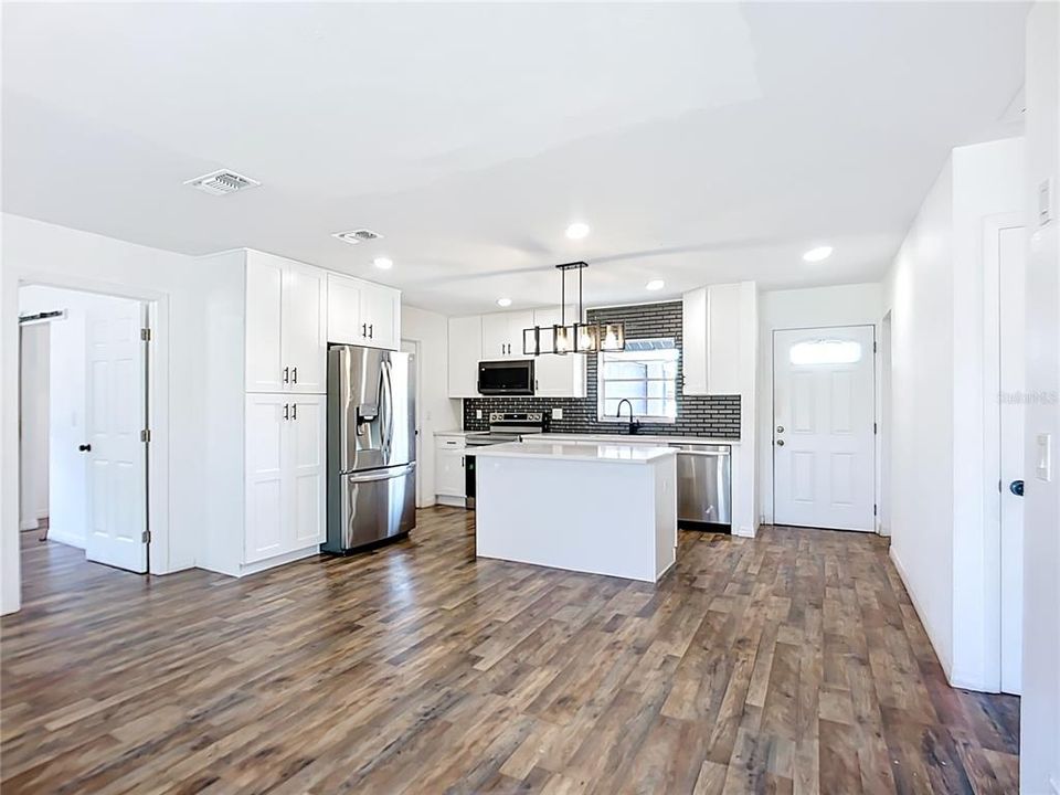 For Sale: $375,000 (3 beds, 2 baths, 1269 Square Feet)