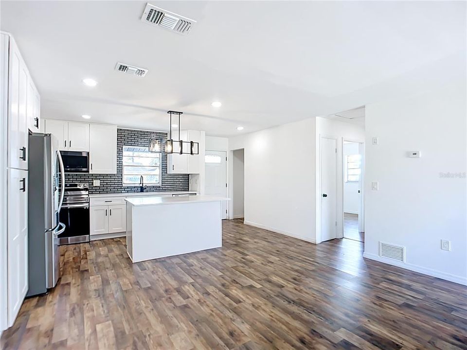 For Sale: $375,000 (3 beds, 2 baths, 1269 Square Feet)