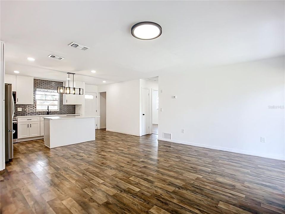 For Sale: $375,000 (3 beds, 2 baths, 1269 Square Feet)