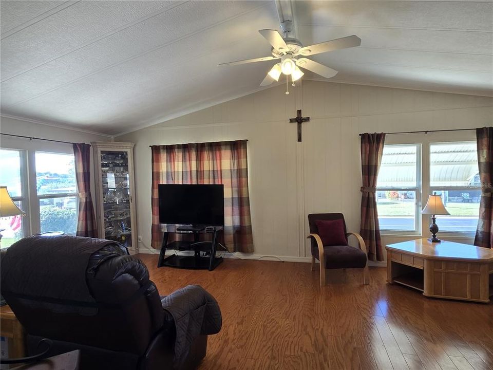 For Sale: $139,900 (2 beds, 2 baths, 1344 Square Feet)