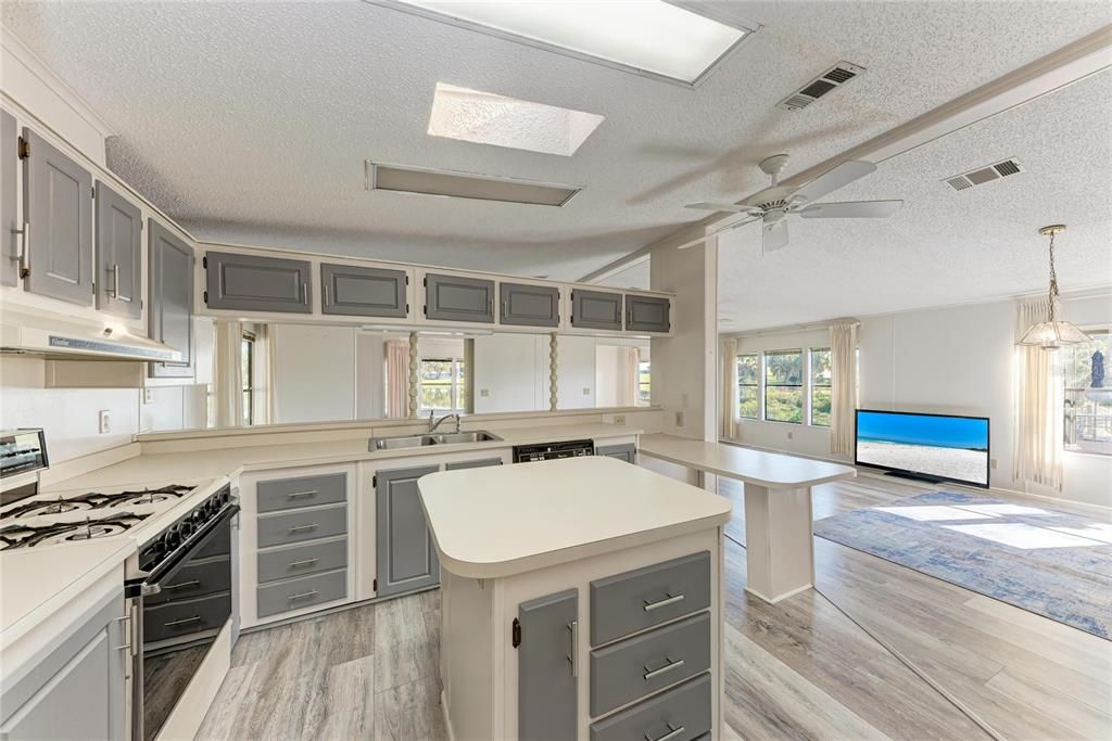 На продажу: $245,000 (2 спален, 2 ванн, 1782 Квадратных фут)