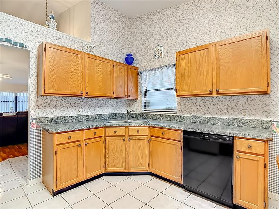For Sale: $229,900 (2 beds, 2 baths, 1228 Square Feet)