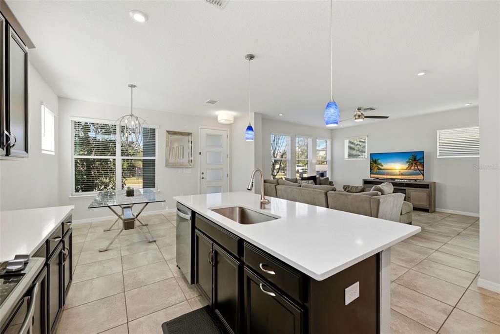 En Venta: $619,000 (3 camas, 2 baños, 2372 Pies cuadrados)