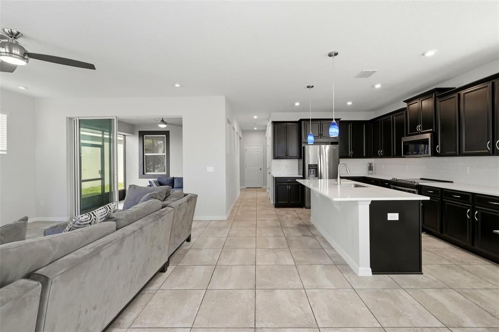 En Venta: $619,000 (3 camas, 2 baños, 2372 Pies cuadrados)