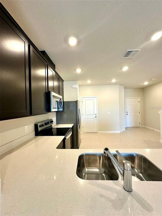 В аренду: $1,950 (3 спален, 2 ванн, 1699 Квадратных фут)