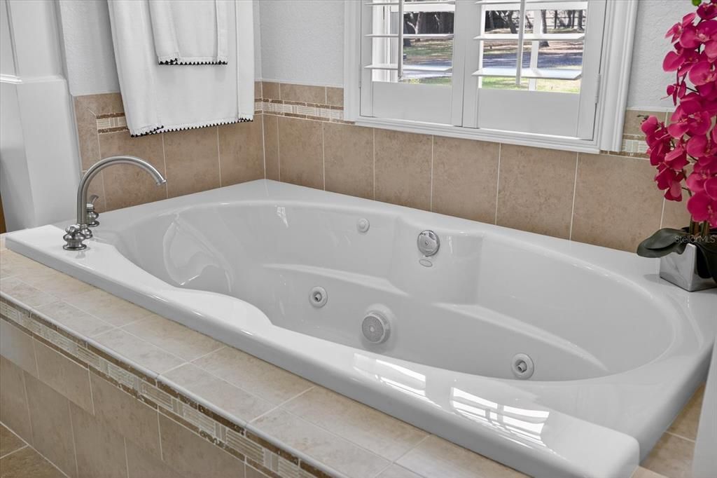 For Sale: $640,000 (3 beds, 2 baths, 2596 Square Feet)