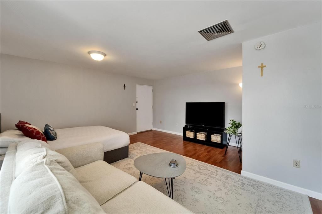 待售: $83,500 (0 贝兹, 1 浴室, 410 平方英尺)